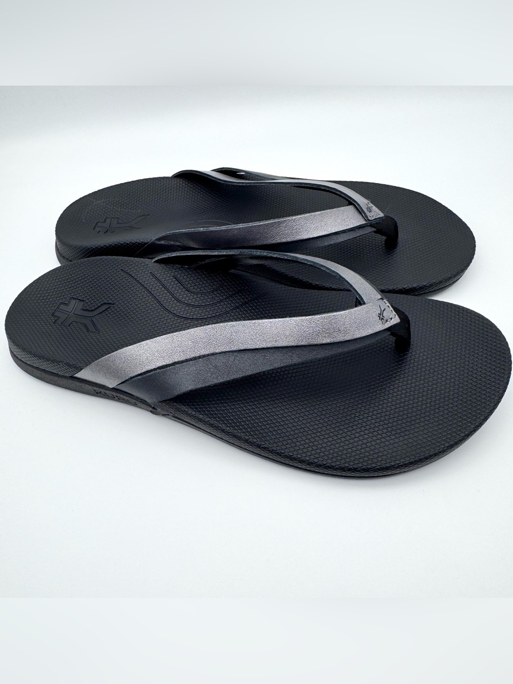 KURU Kala Sieva Jet Black Metallic Comfort Thong Sandals Women's Size 10